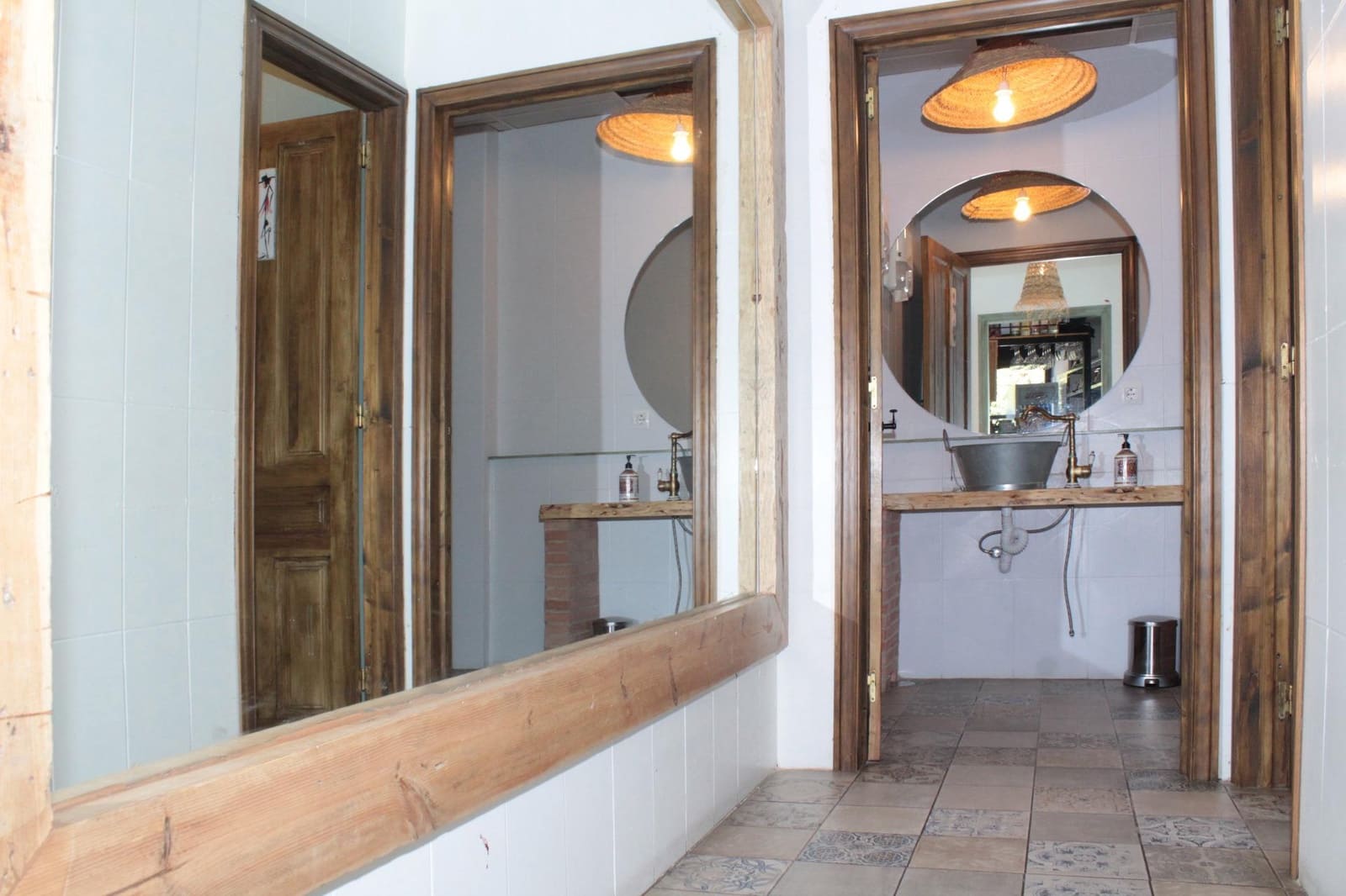 Commercial for rent in Seville city - € 1,100 (Ref: 9876499)