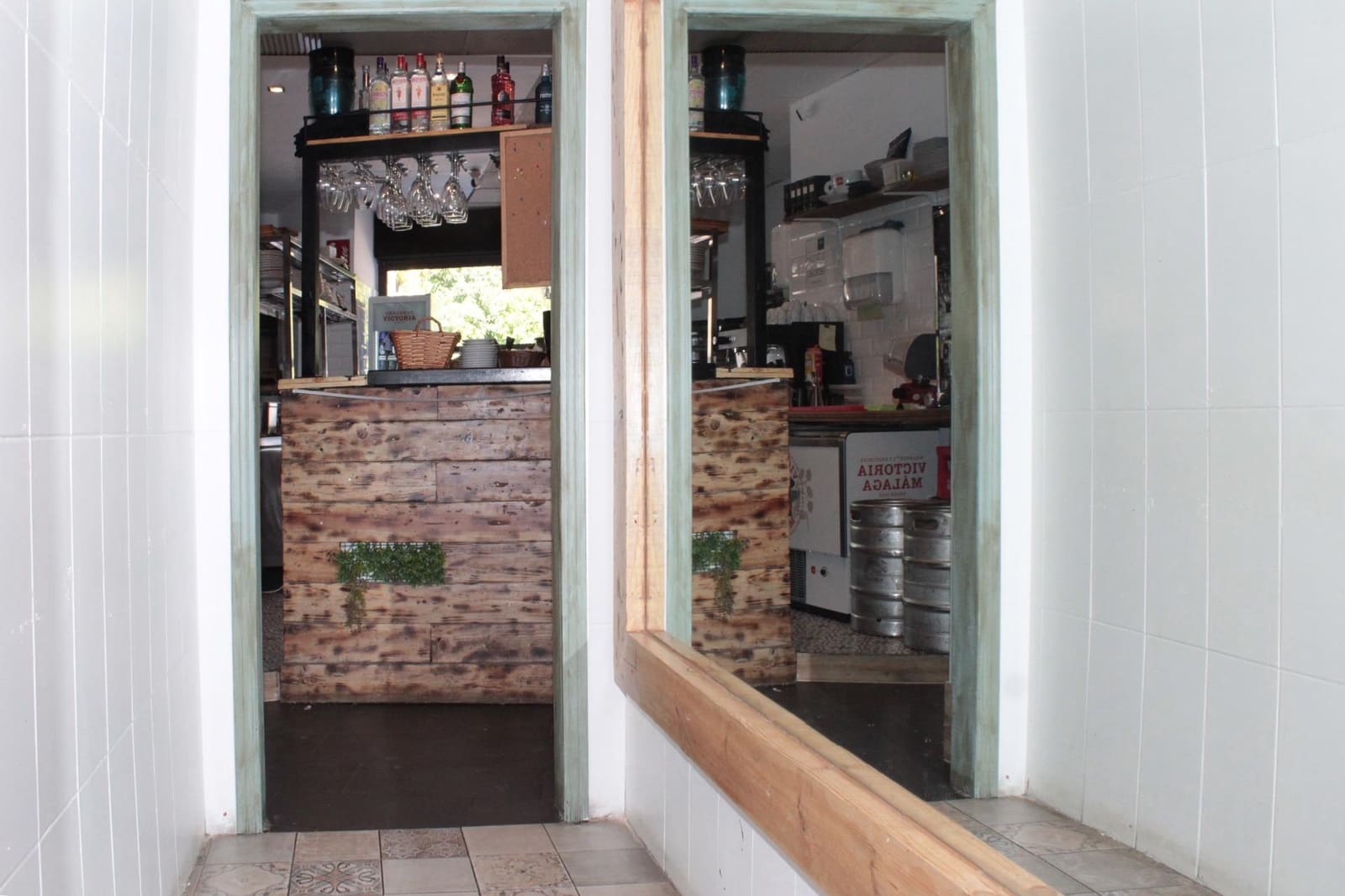 Commercial for rent in Seville city - € 1,100 (Ref: 9876499)