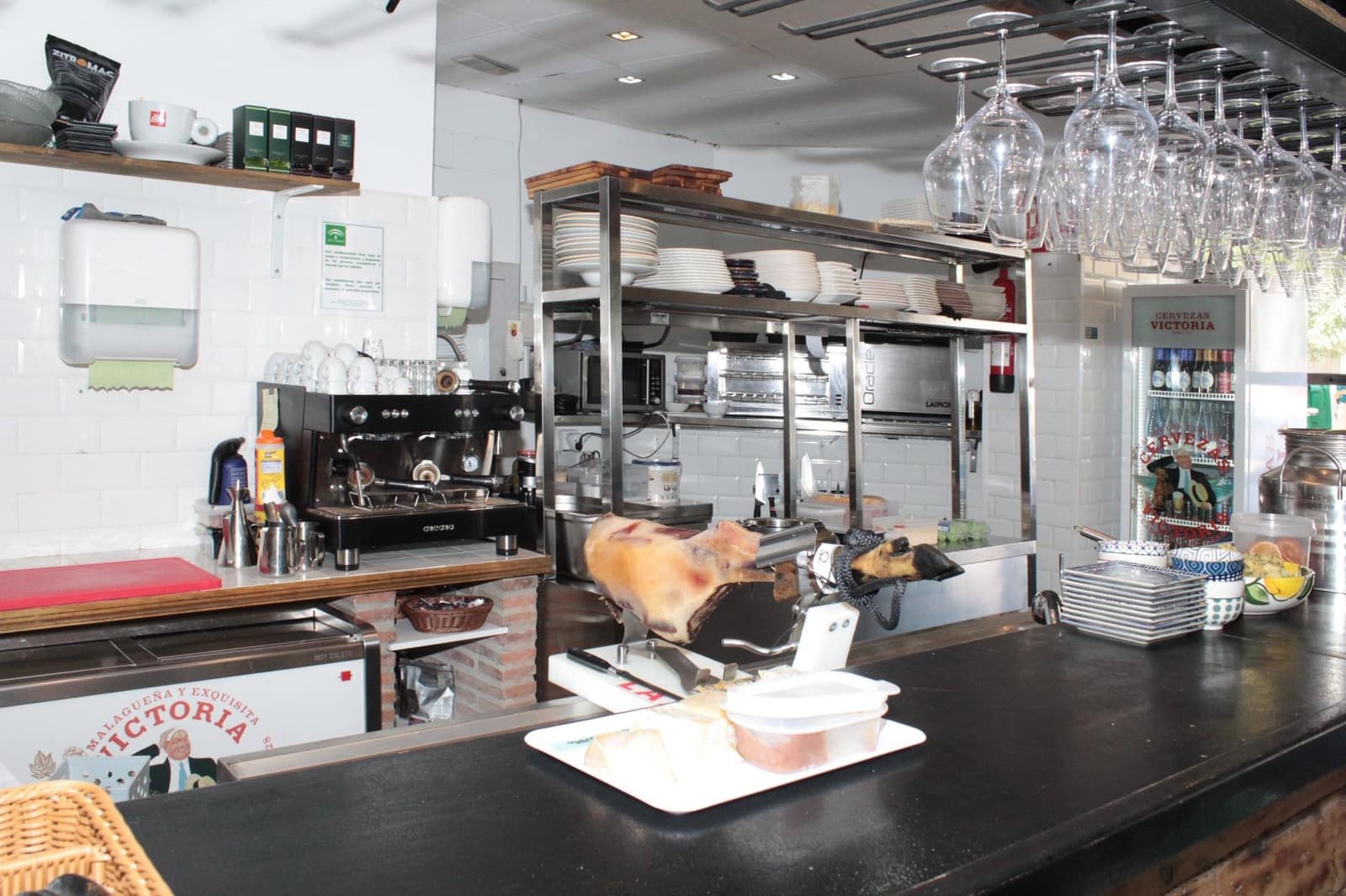 Commercial for rent in Seville city - € 1,100 (Ref: 9876499)