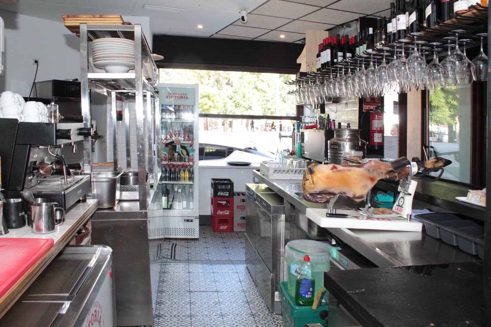 Commercial for rent in Seville city - € 1,100 (Ref: 9876499)