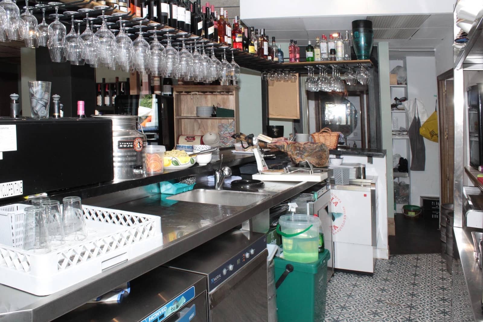 Commercial for rent in Seville city - € 1,100 (Ref: 9876499)