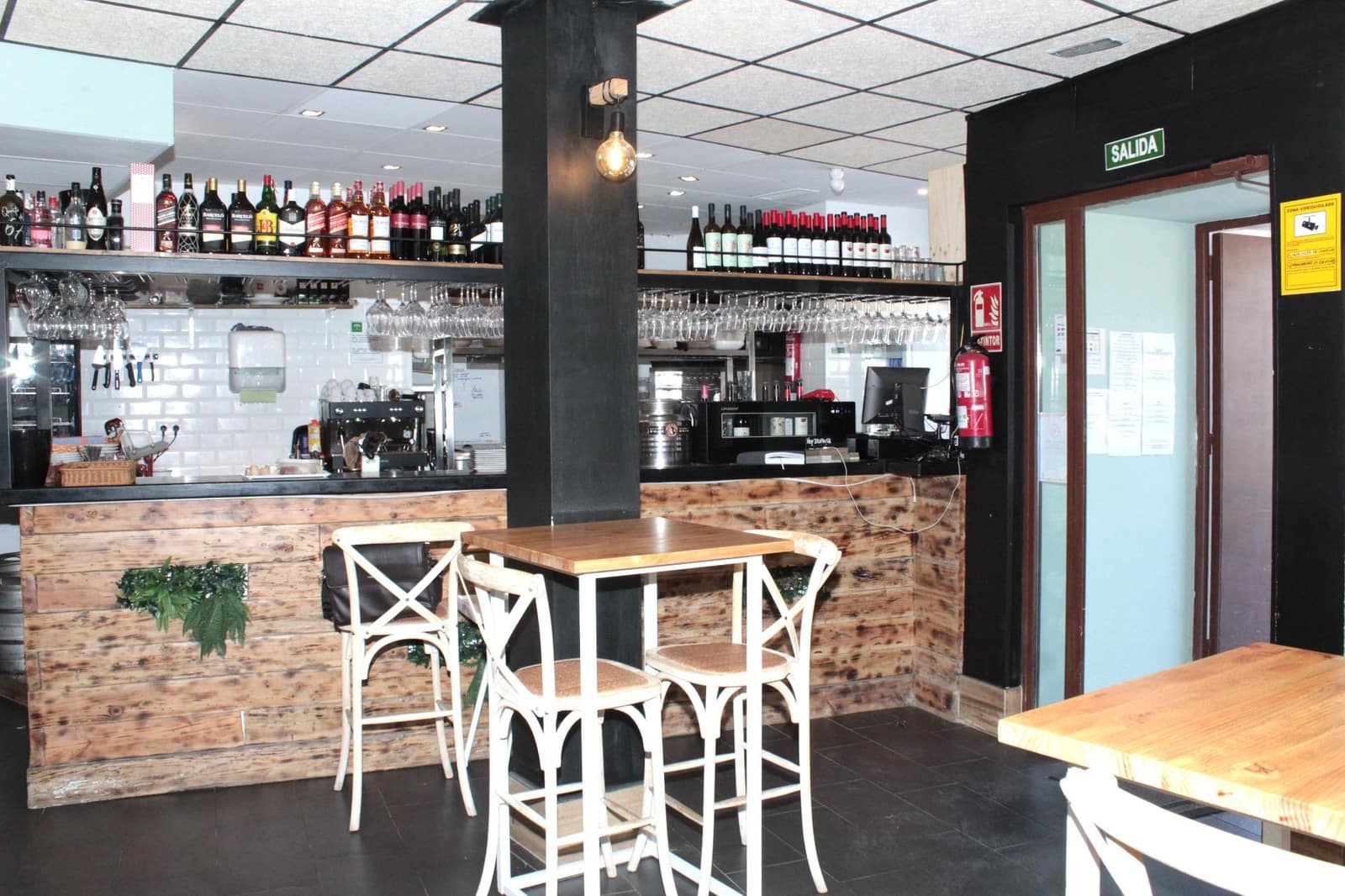 Commercial for rent in Seville city - € 1,100 (Ref: 9876499)