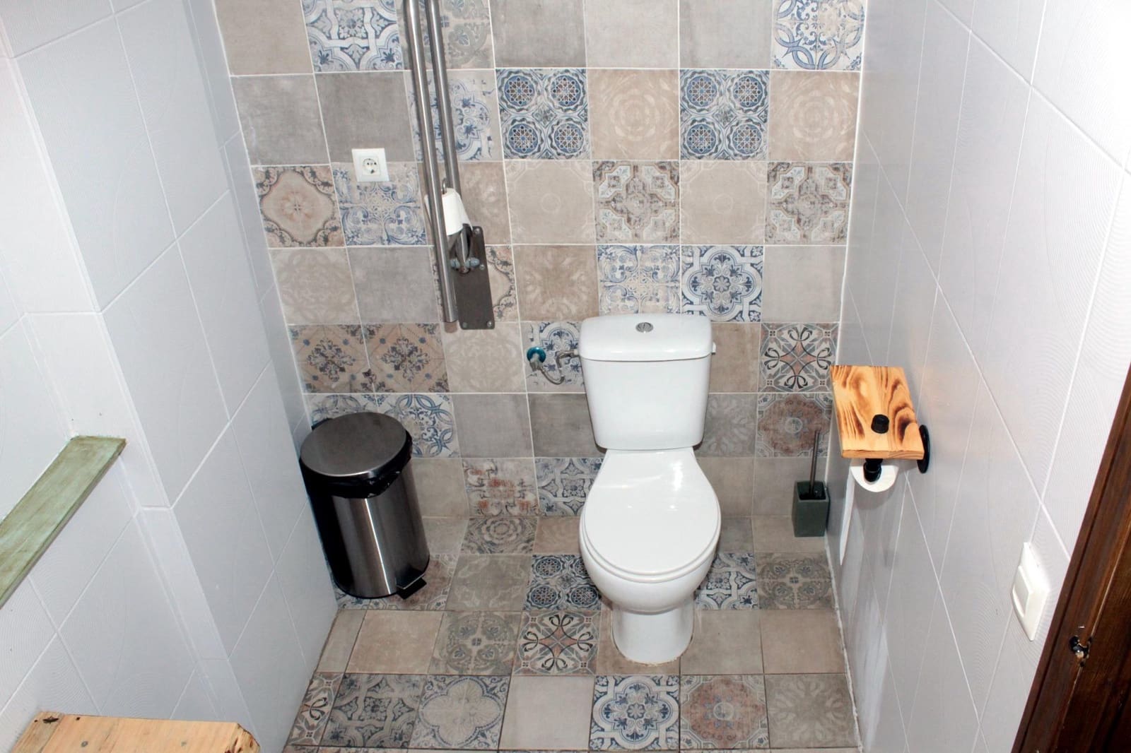 Commercial for rent in Seville city - € 1,100 (Ref: 9876499)