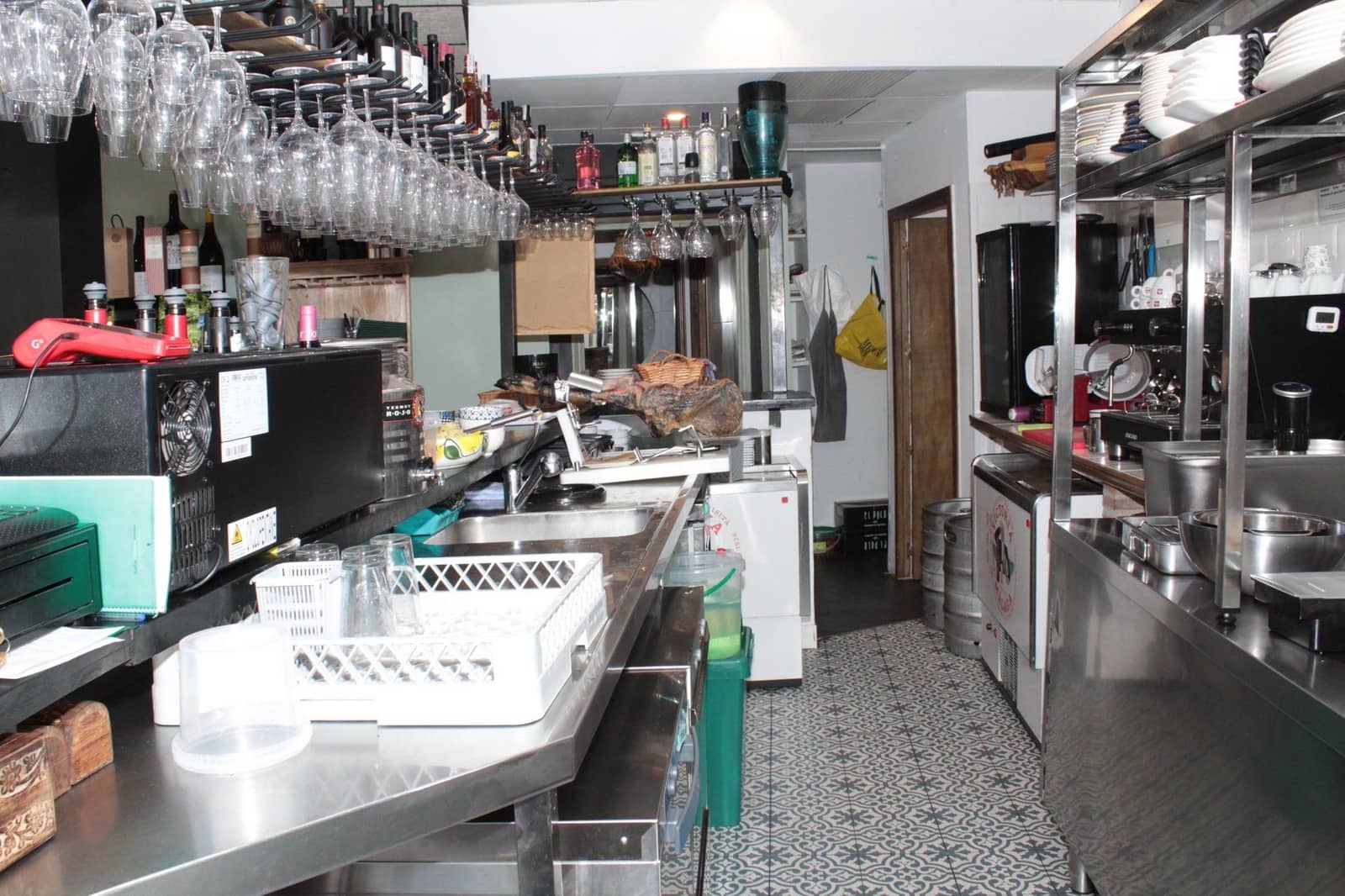 Commercial for rent in Seville city - € 1,100 (Ref: 9876499)