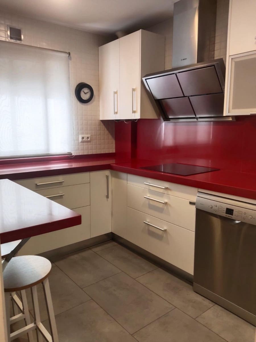 Piso de 3 habitaciones en Sevilla ciudad en alquiler con garaje - 900 € (Ref: 9876500)