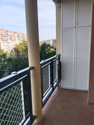 3 soverom Leilighet til leie i Sevilla by med garasje - € 900 (Ref: 9876500)
