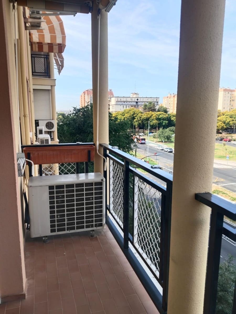 Piso de 3 habitaciones en Sevilla ciudad en alquiler con garaje - 900 € (Ref: 9876500)