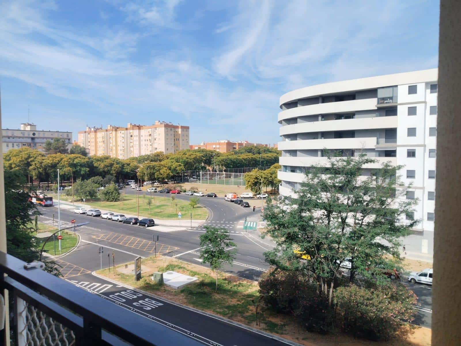 Piso de 3 habitaciones en Sevilla ciudad en alquiler con garaje - 900 € (Ref: 9876500)