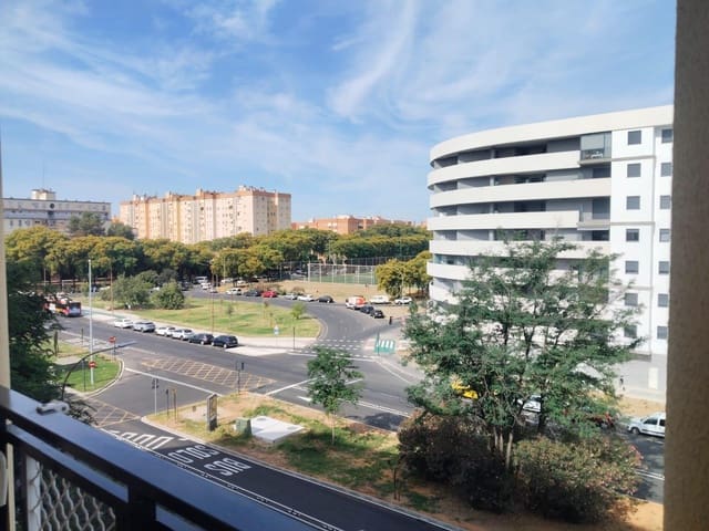 3 soverom Leilighet til leie i Sevilla by med garasje - € 900 (Ref: 9876500)