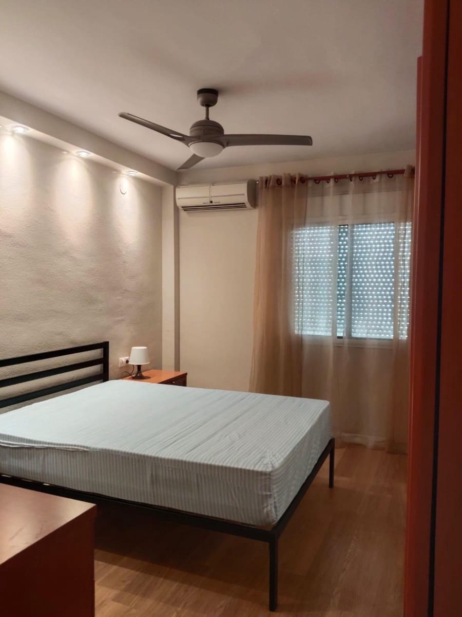 Piso de 3 habitaciones en Sevilla ciudad en alquiler con garaje - 900 € (Ref: 9876500)