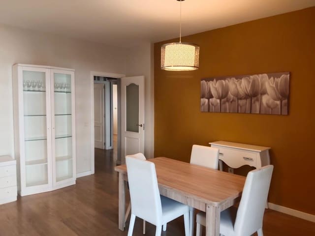 3 soverom Leilighet til leie i Sevilla by med garasje - € 900 (Ref: 9876500)
