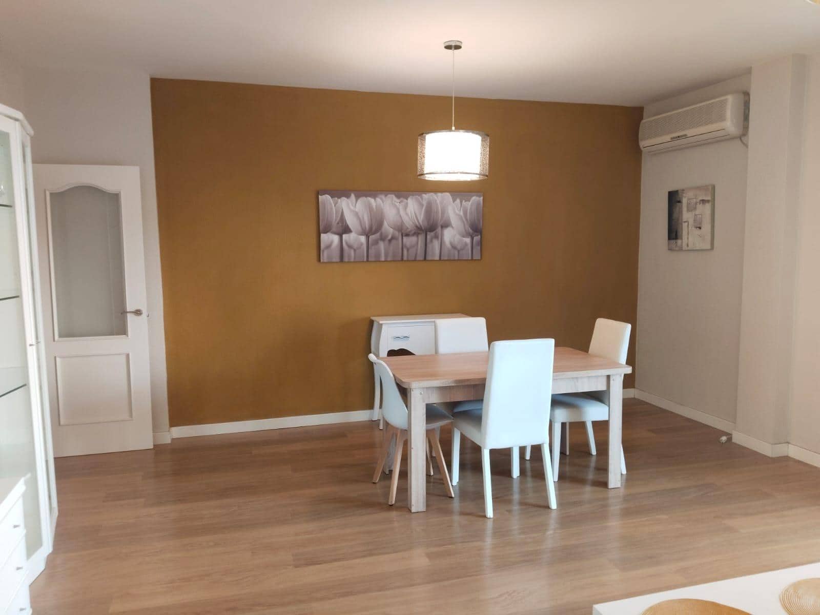 Piso de 3 habitaciones en Sevilla ciudad en alquiler con garaje - 900 € (Ref: 9876500)