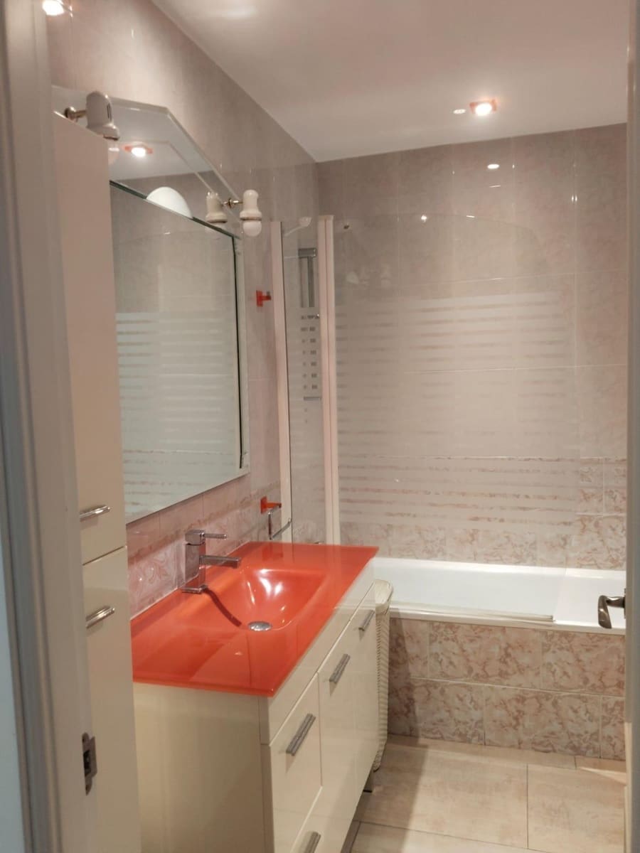 Piso de 3 habitaciones en Sevilla ciudad en alquiler con garaje - 900 € (Ref: 9876500)