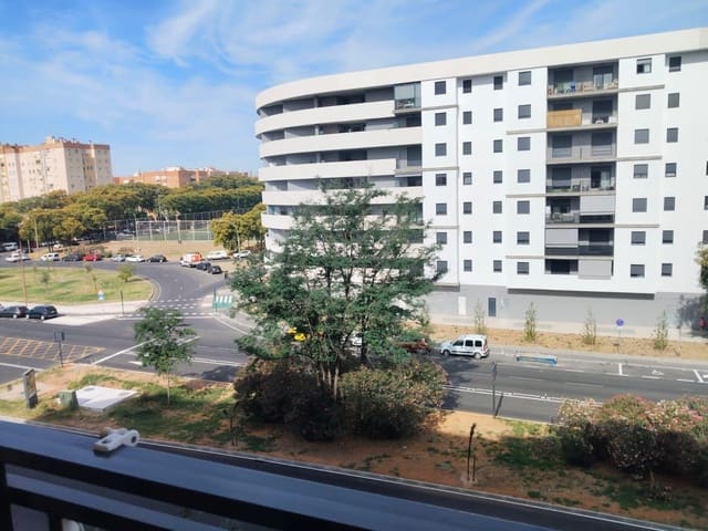 3 soverom Leilighet til leie i Sevilla by med garasje - € 900 (Ref: 9876500)