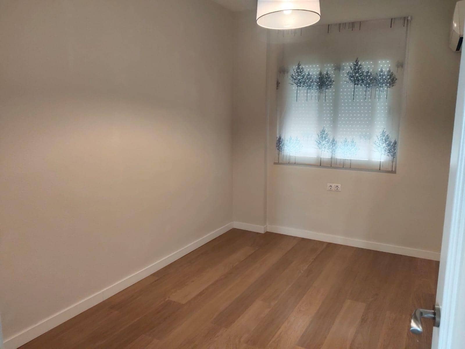 Piso de 3 habitaciones en Sevilla ciudad en alquiler con garaje - 900 € (Ref: 9876500)