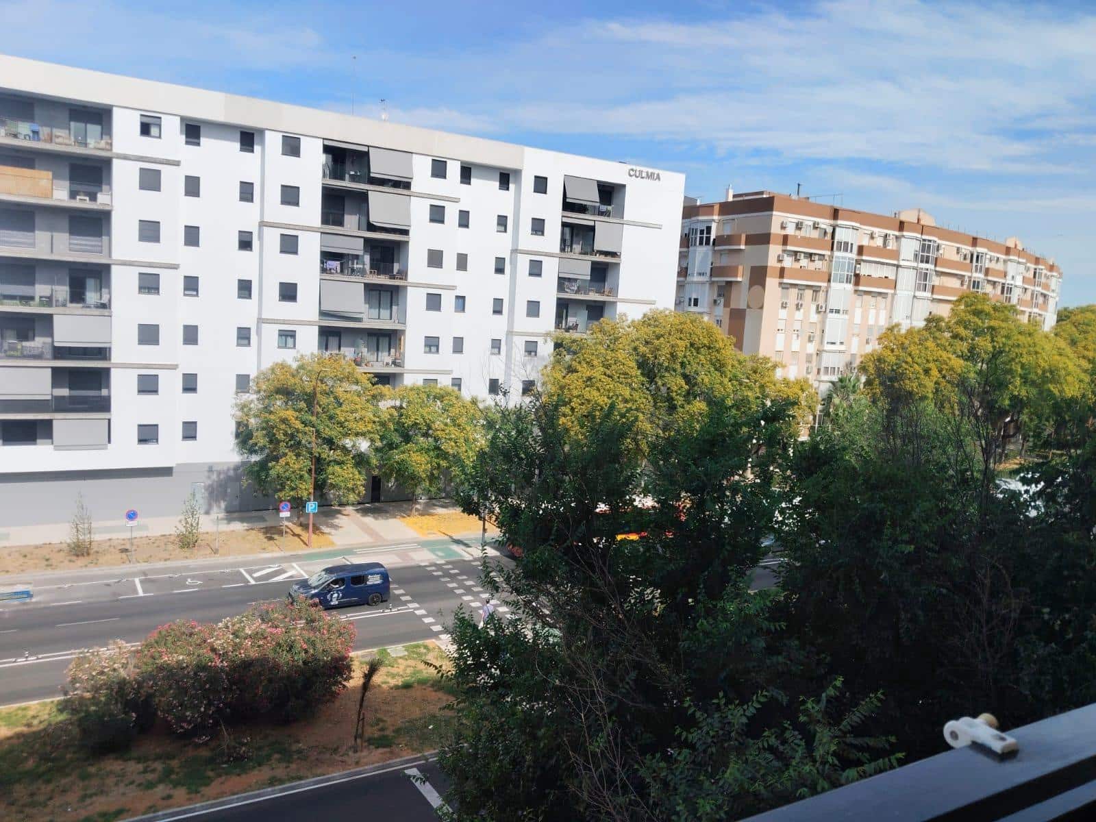 Piso de 3 habitaciones en Sevilla ciudad en alquiler con garaje - 900 € (Ref: 9876500)