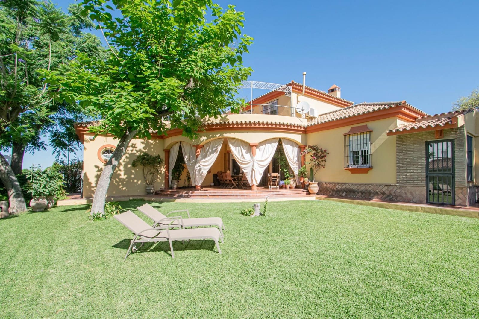 4 bedroom Villa for sale in Valencina de la Concepcion with pool - € 580,000 (Ref: 9890459)