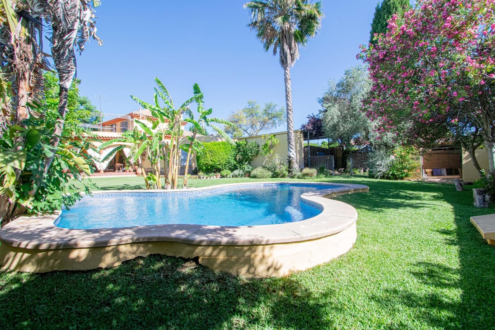 4 bedroom Villa for sale in Valencina de la Concepcion with pool - € 580,000 (Ref: 9890459)