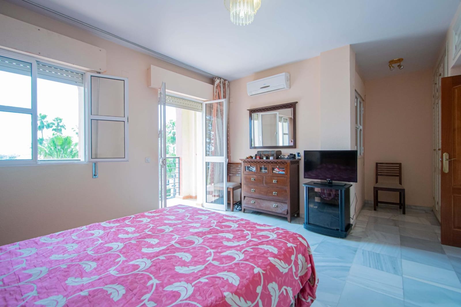 7 bedroom Villa for sale in Alcala de Guadaira with pool garage - € 685,000 (Ref: 9898751)