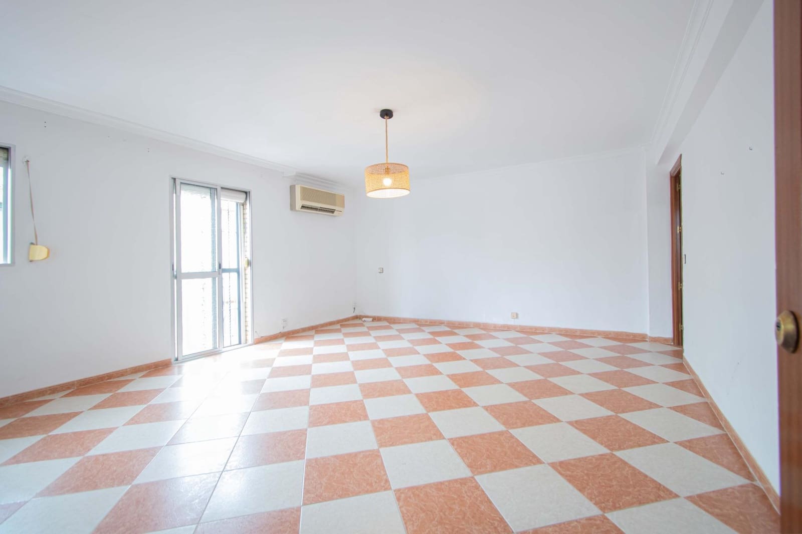 6 soveværelse Rækkehus til salg i Sevilla by med garage - € 210.000 (Ref: 9908076)