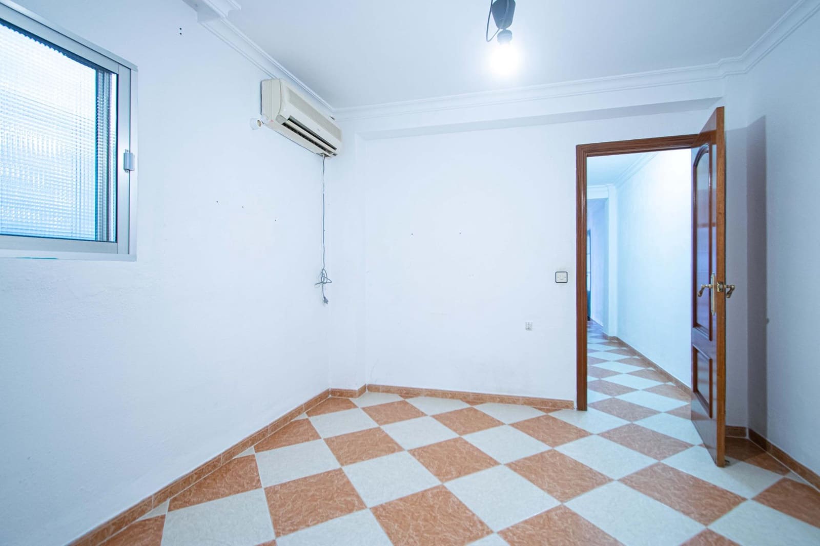 6 soveværelse Rækkehus til salg i Sevilla by med garage - € 210.000 (Ref: 9908076)