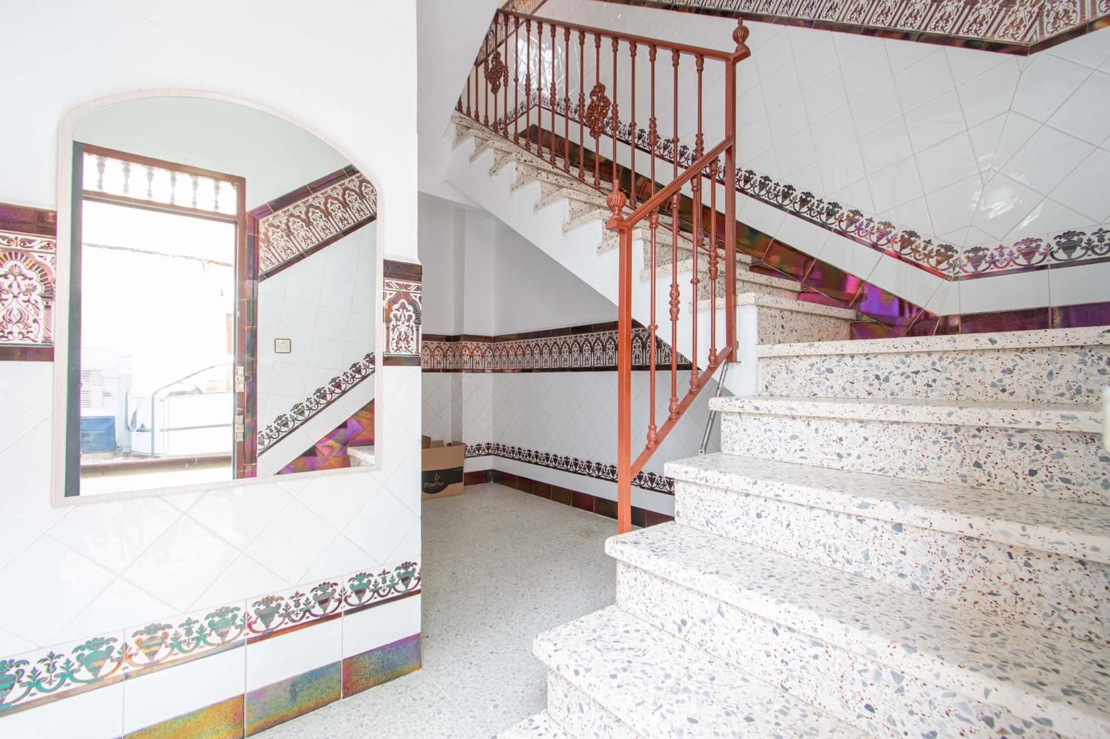 6 soveværelse Rækkehus til salg i Sevilla by med garage - € 210.000 (Ref: 9908076)