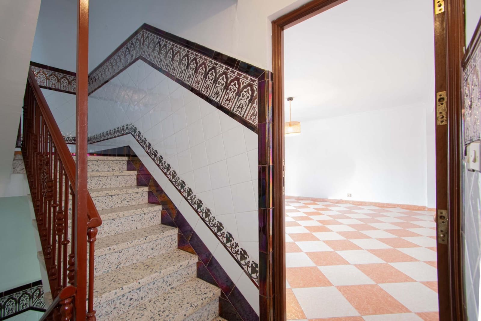 6 soveværelse Rækkehus til salg i Sevilla by med garage - € 210.000 (Ref: 9908076)