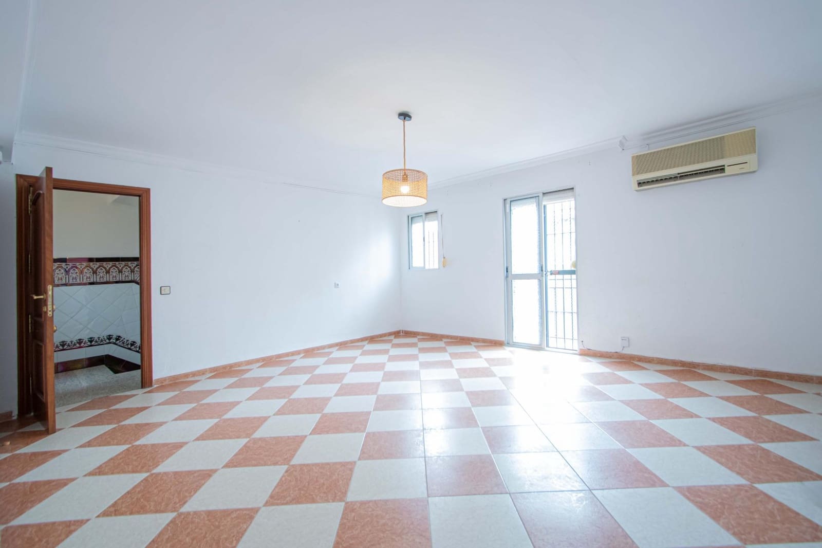 6 soveværelse Rækkehus til salg i Sevilla by med garage - € 210.000 (Ref: 9908076)
