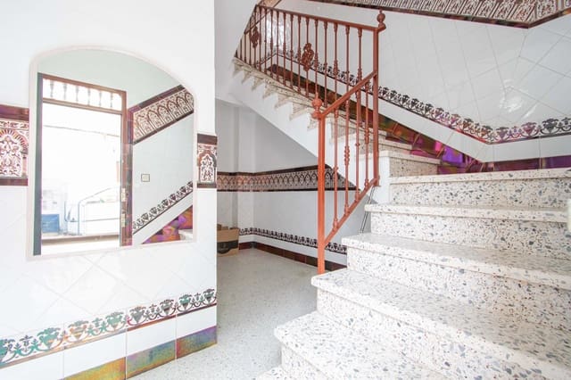 6 soveværelse Rækkehus til salg i Sevilla by med garage - € 210.000 (Ref: 9908076)