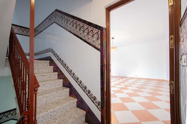 6 soveværelse Rækkehus til salg i Sevilla by med garage - € 210.000 (Ref: 9908076)