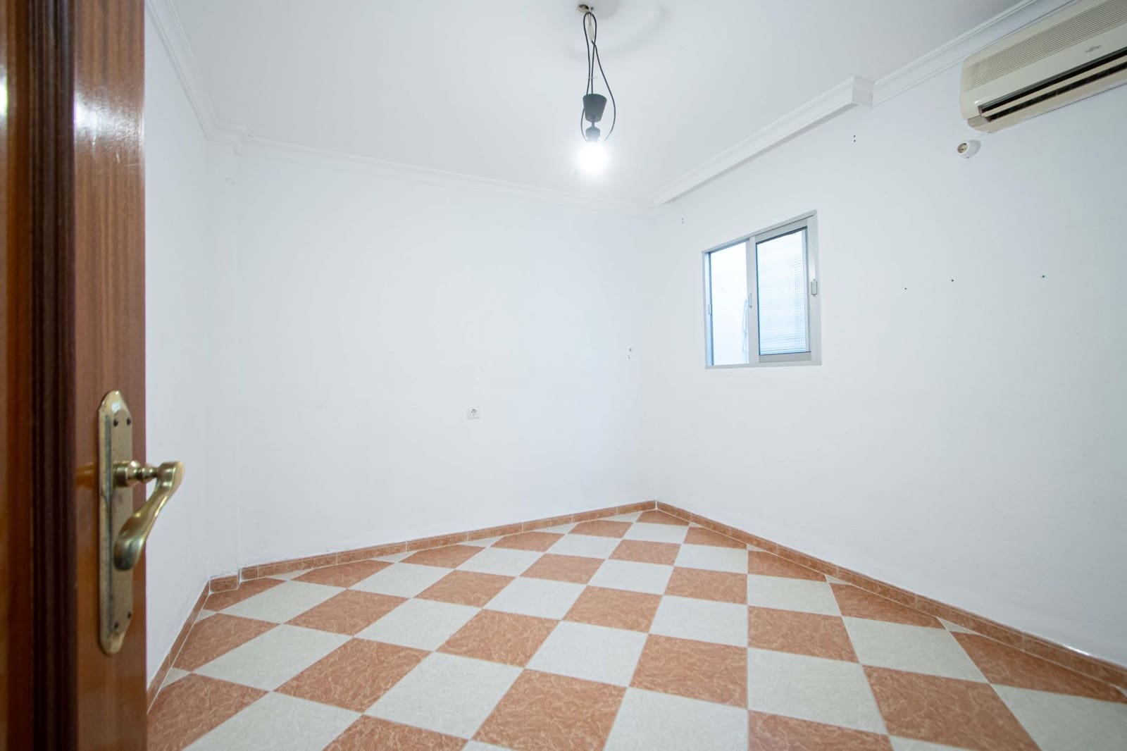 6 soveværelse Rækkehus til salg i Sevilla by med garage - € 210.000 (Ref: 9908076)