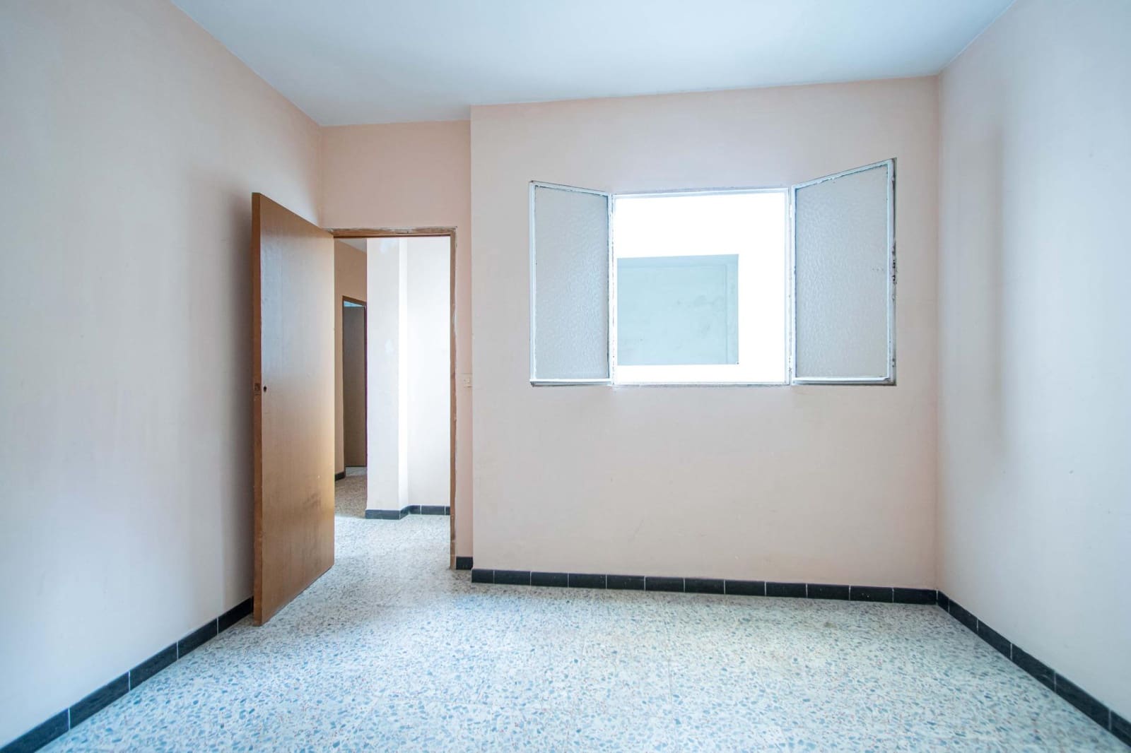6 soveværelse Rækkehus til salg i Sevilla by med garage - € 210.000 (Ref: 9908076)