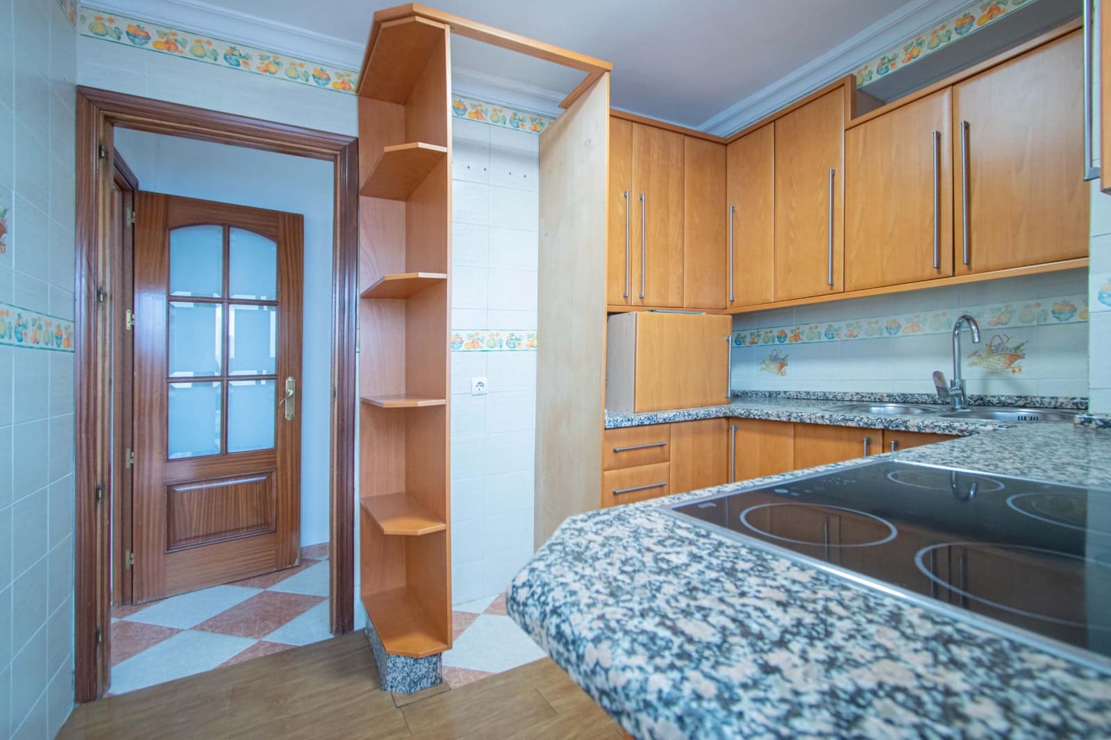 6 soveværelse Rækkehus til salg i Sevilla by med garage - € 210.000 (Ref: 9908076)