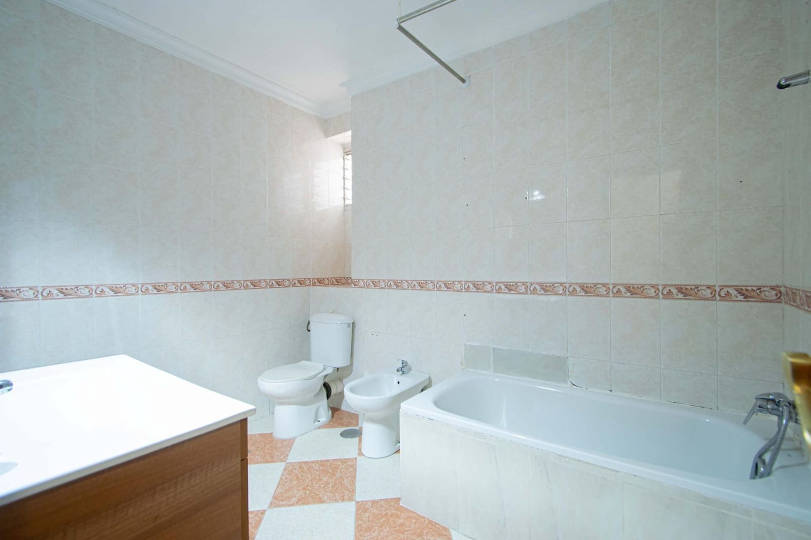 6 soveværelse Rækkehus til salg i Sevilla by med garage - € 210.000 (Ref: 9908076)
