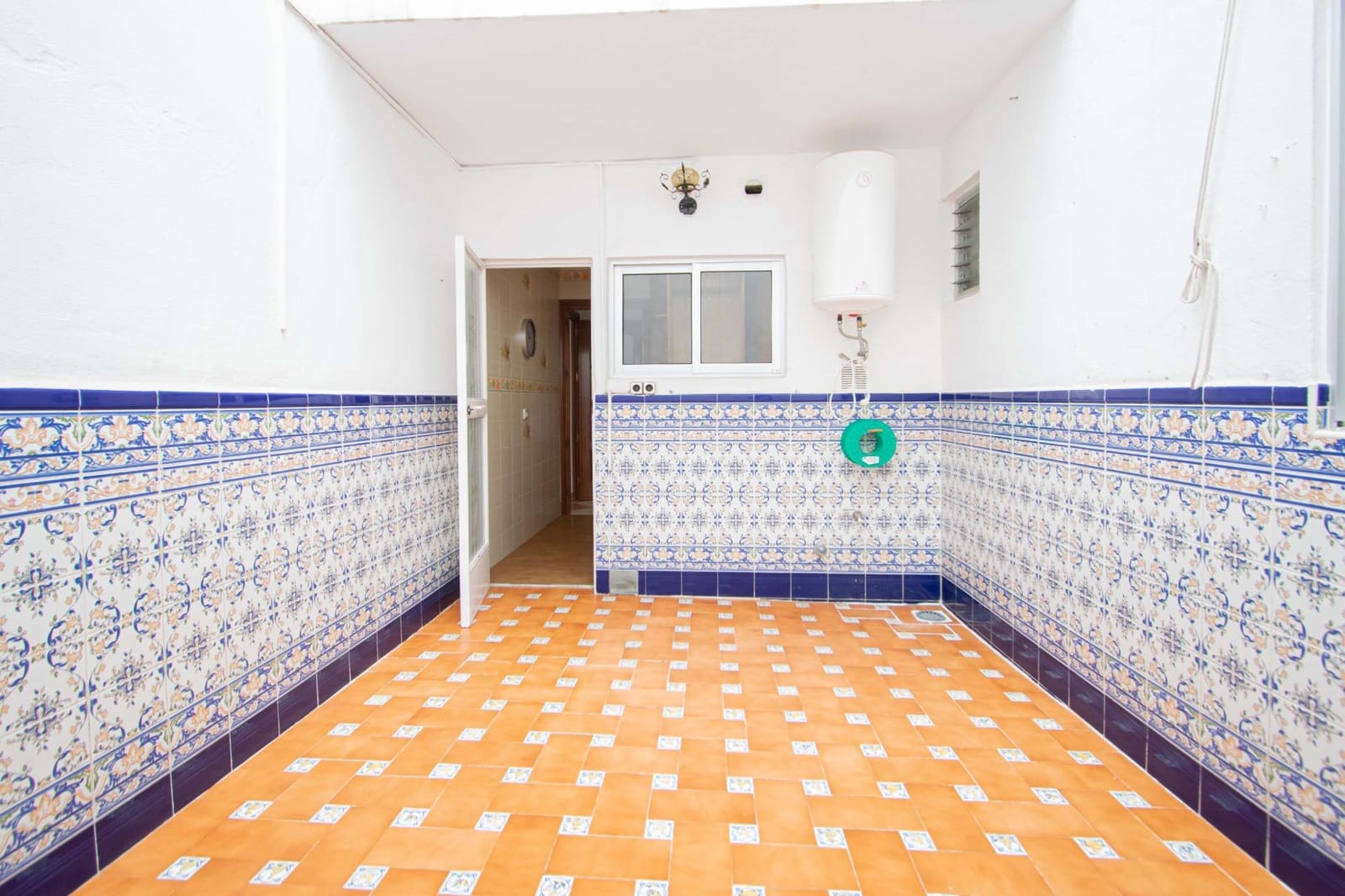 6 soveværelse Rækkehus til salg i Sevilla by med garage - € 210.000 (Ref: 9908076)
