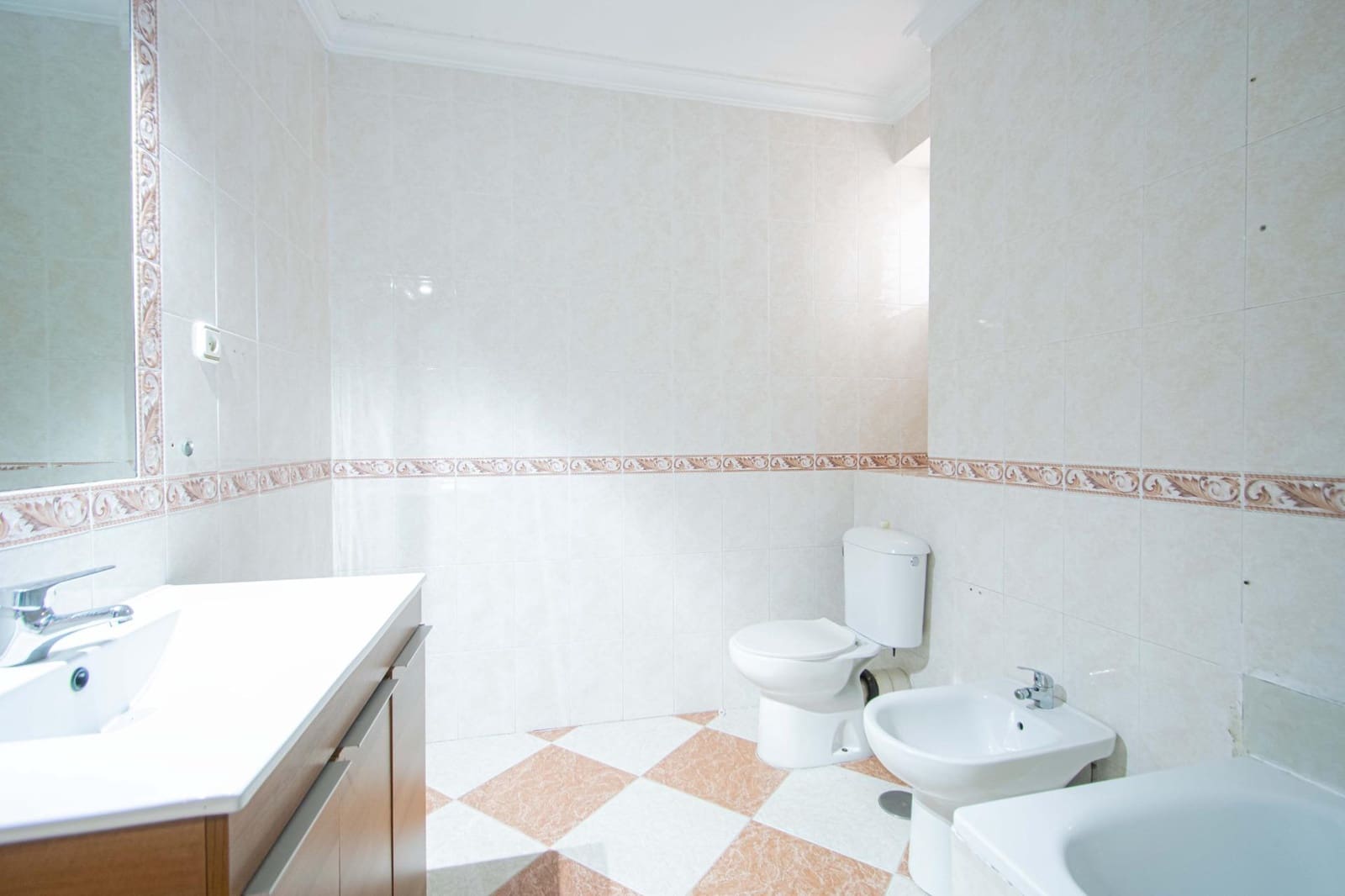 6 soveværelse Rækkehus til salg i Sevilla by med garage - € 210.000 (Ref: 9908076)