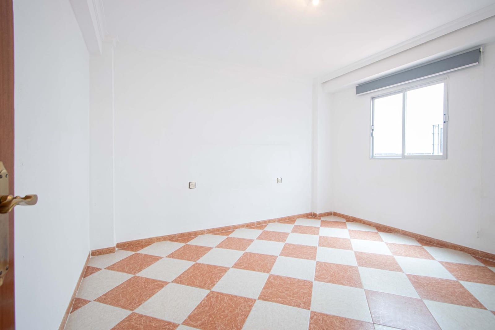 6 soveværelse Rækkehus til salg i Sevilla by med garage - € 210.000 (Ref: 9908076)