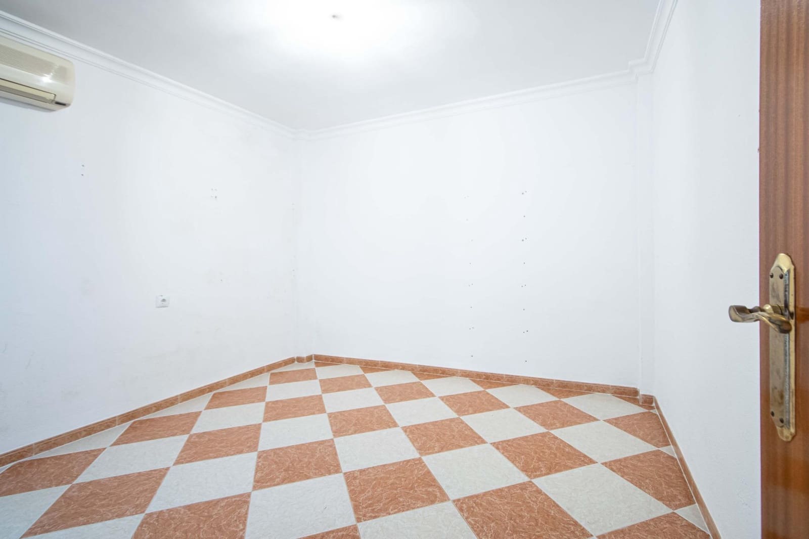 6 soveværelse Rækkehus til salg i Sevilla by med garage - € 210.000 (Ref: 9908076)
