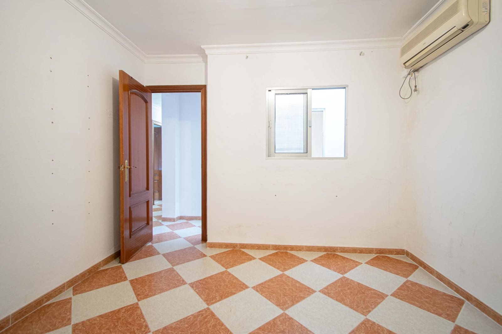 6 soveværelse Rækkehus til salg i Sevilla by med garage - € 210.000 (Ref: 9908076)