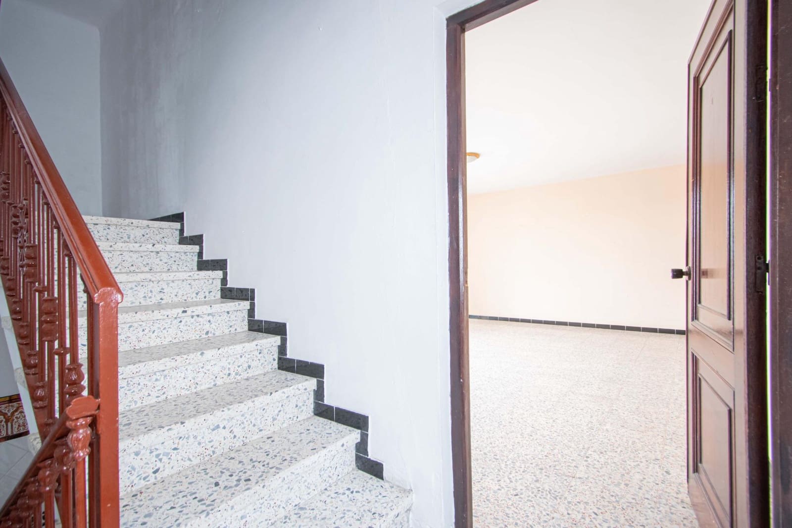 6 soveværelse Rækkehus til salg i Sevilla by med garage - € 210.000 (Ref: 9908076)