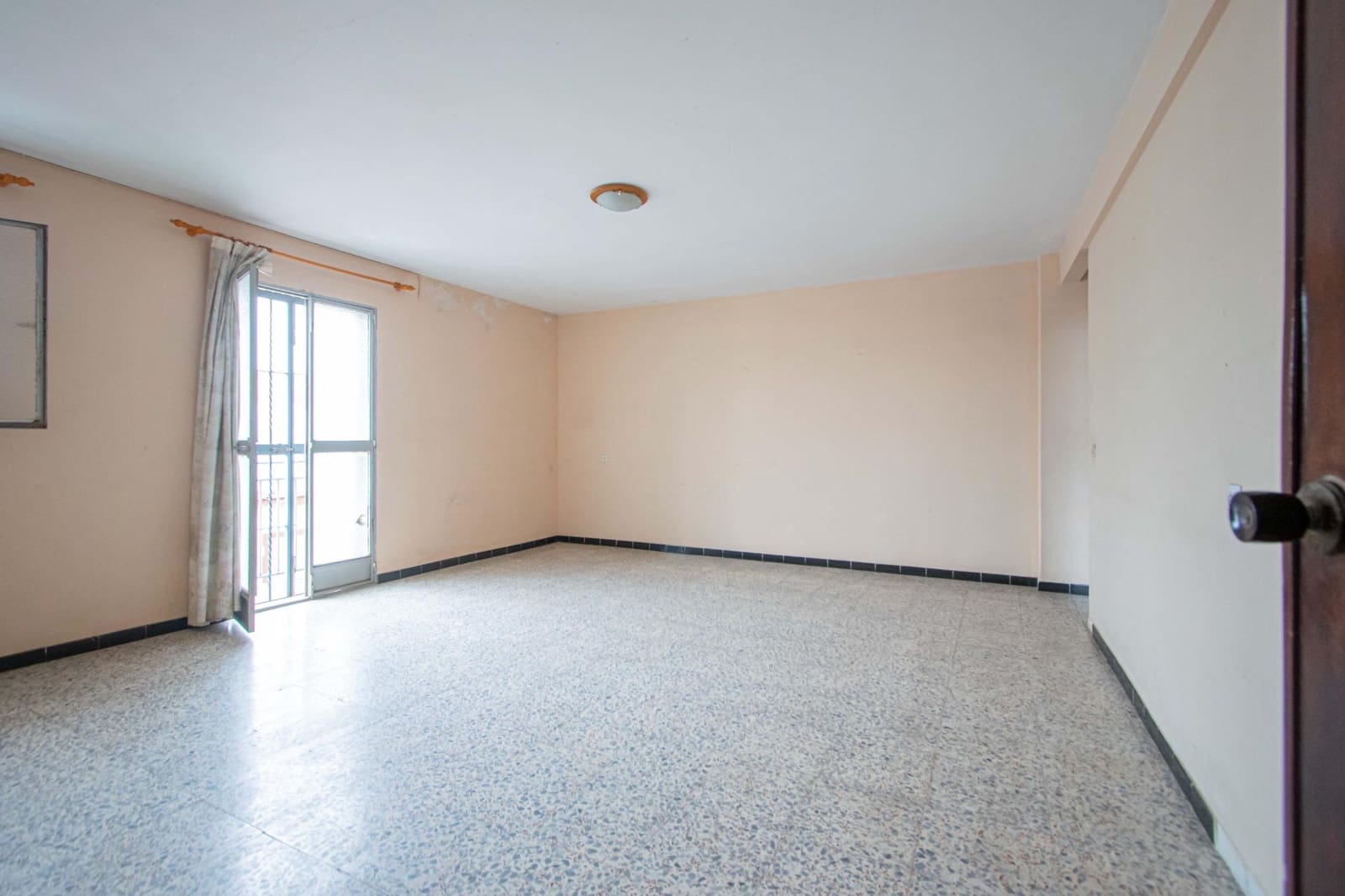 6 soveværelse Rækkehus til salg i Sevilla by med garage - € 210.000 (Ref: 9908076)