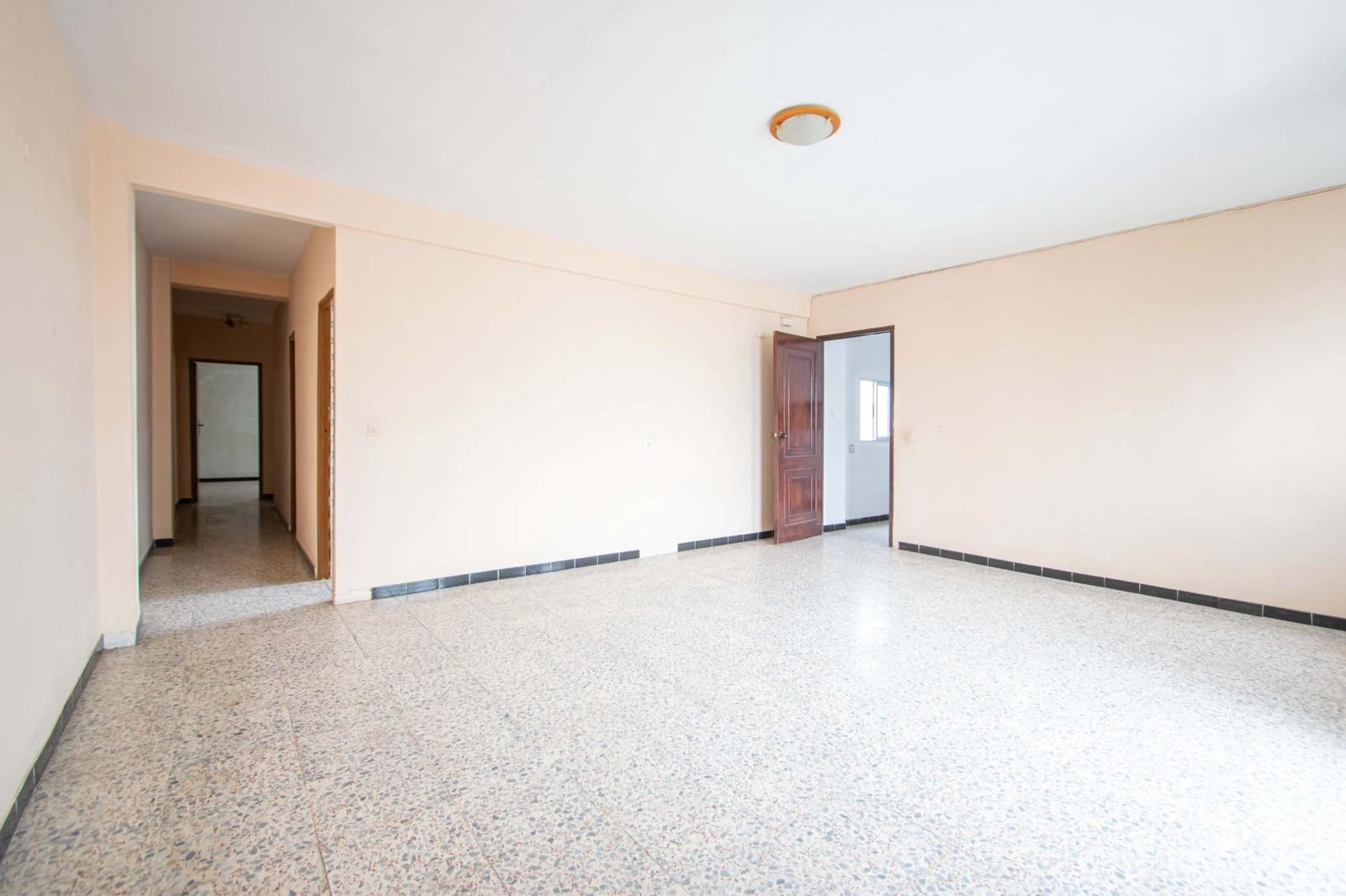 6 soveværelse Rækkehus til salg i Sevilla by med garage - € 210.000 (Ref: 9908076)