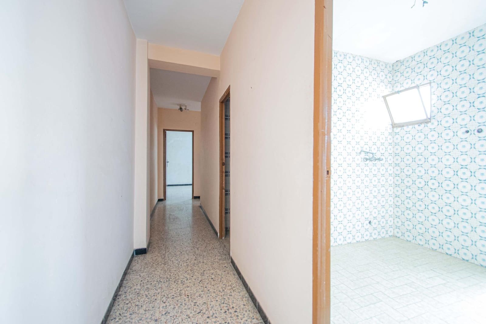 6 soveværelse Rækkehus til salg i Sevilla by med garage - € 210.000 (Ref: 9908076)