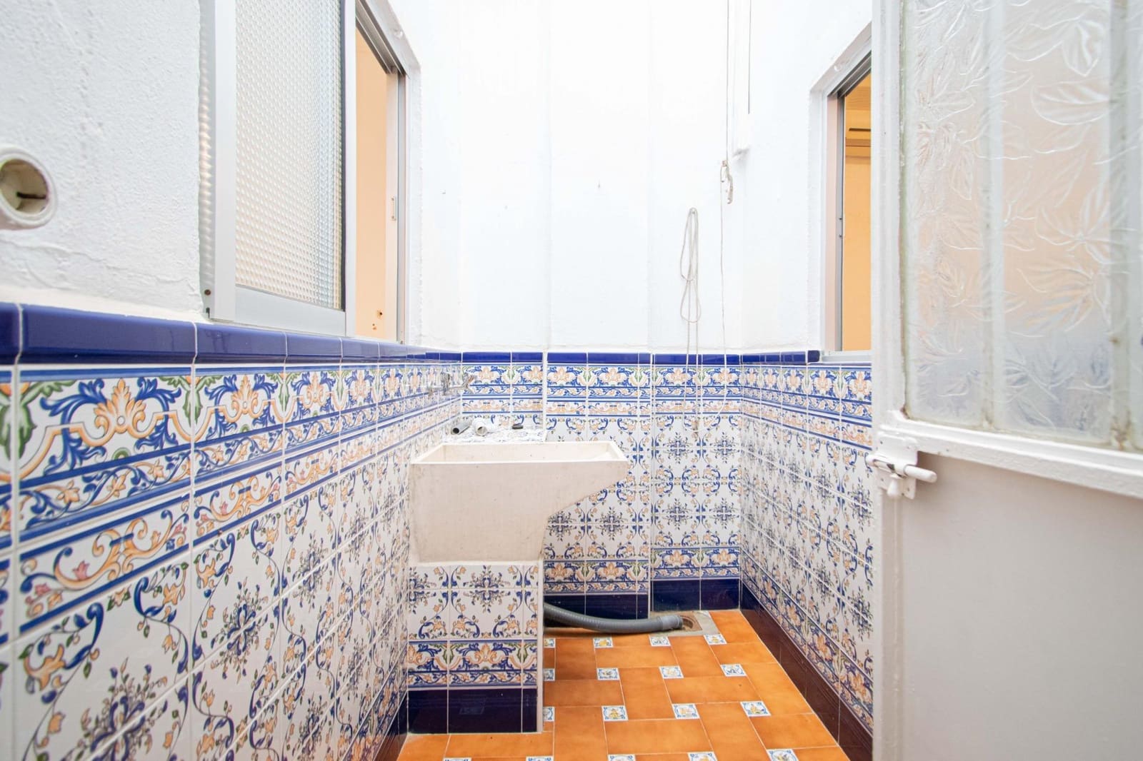 6 soveværelse Rækkehus til salg i Sevilla by med garage - € 210.000 (Ref: 9908076)