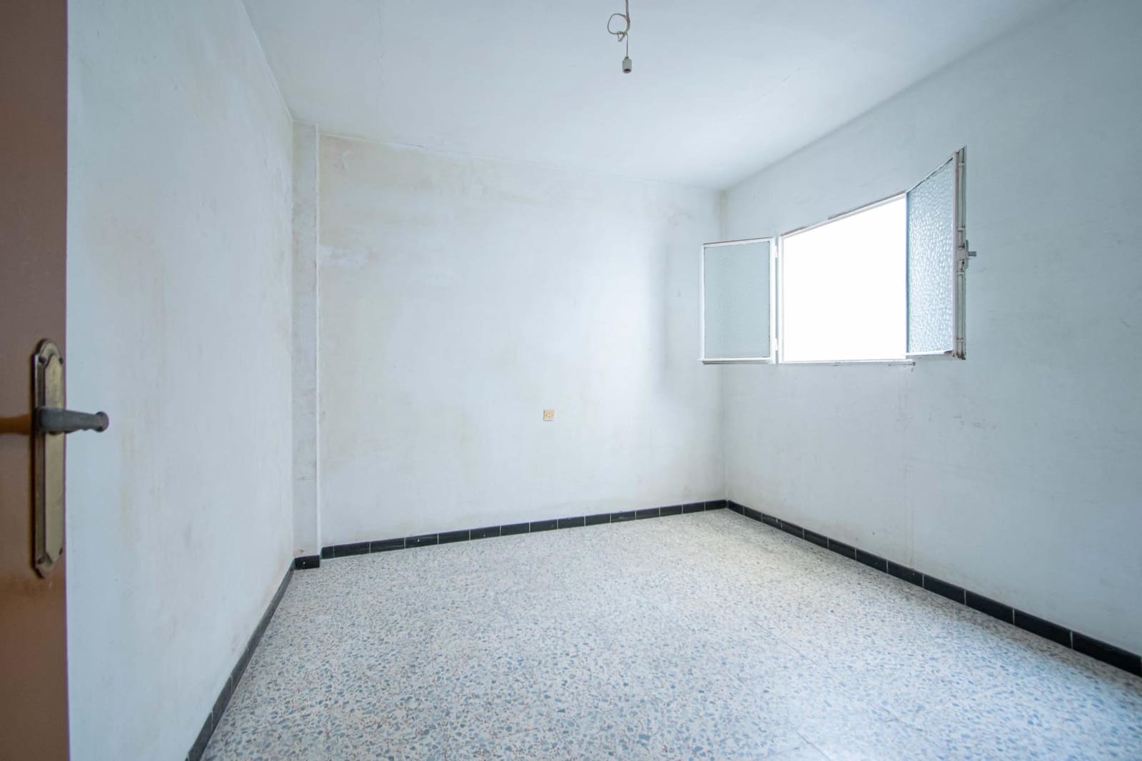 6 soveværelse Rækkehus til salg i Sevilla by med garage - € 210.000 (Ref: 9908076)