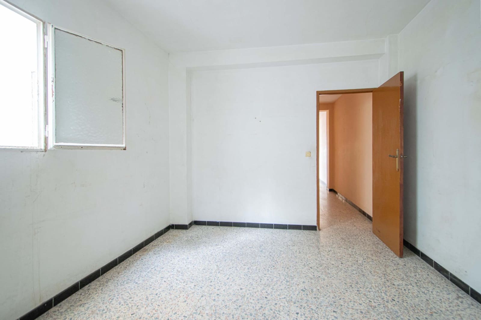 6 soveværelse Rækkehus til salg i Sevilla by med garage - € 210.000 (Ref: 9908076)