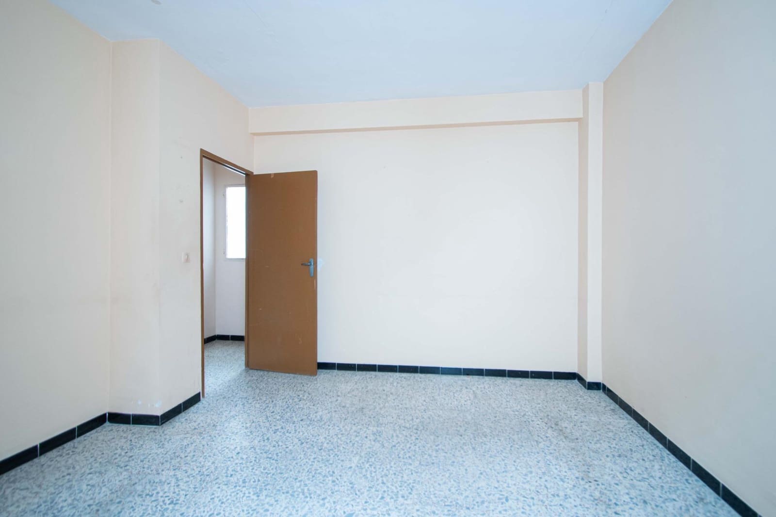 6 soveværelse Rækkehus til salg i Sevilla by med garage - € 210.000 (Ref: 9908076)