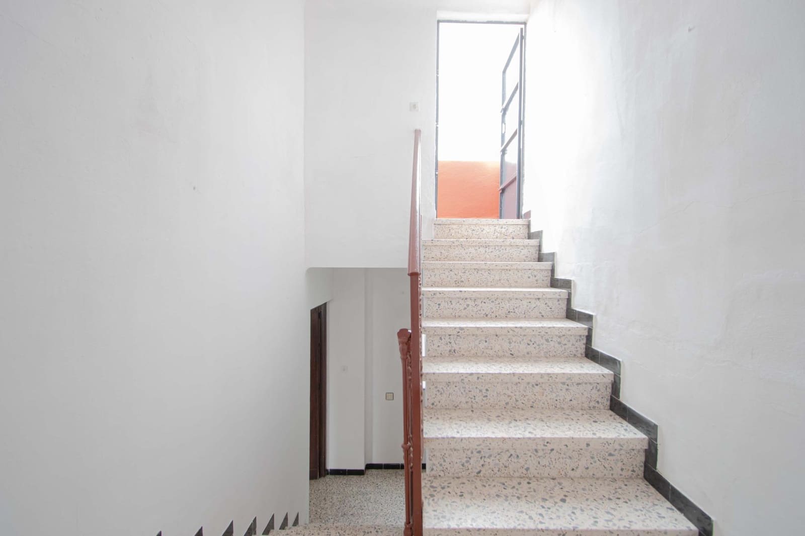 6 soveværelse Rækkehus til salg i Sevilla by med garage - € 210.000 (Ref: 9908076)