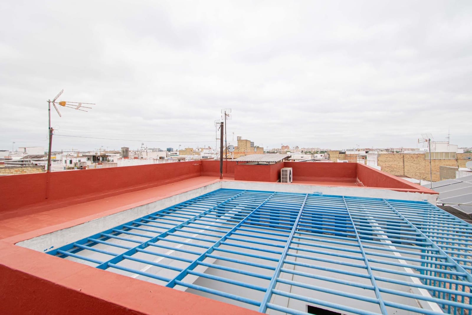 6 soveværelse Rækkehus til salg i Sevilla by med garage - € 210.000 (Ref: 9908076)