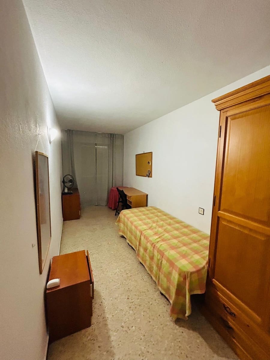 4 slaapkamer Flat te huur in Sevilla stad met garage - € 1.300 (Ref: 9915893)